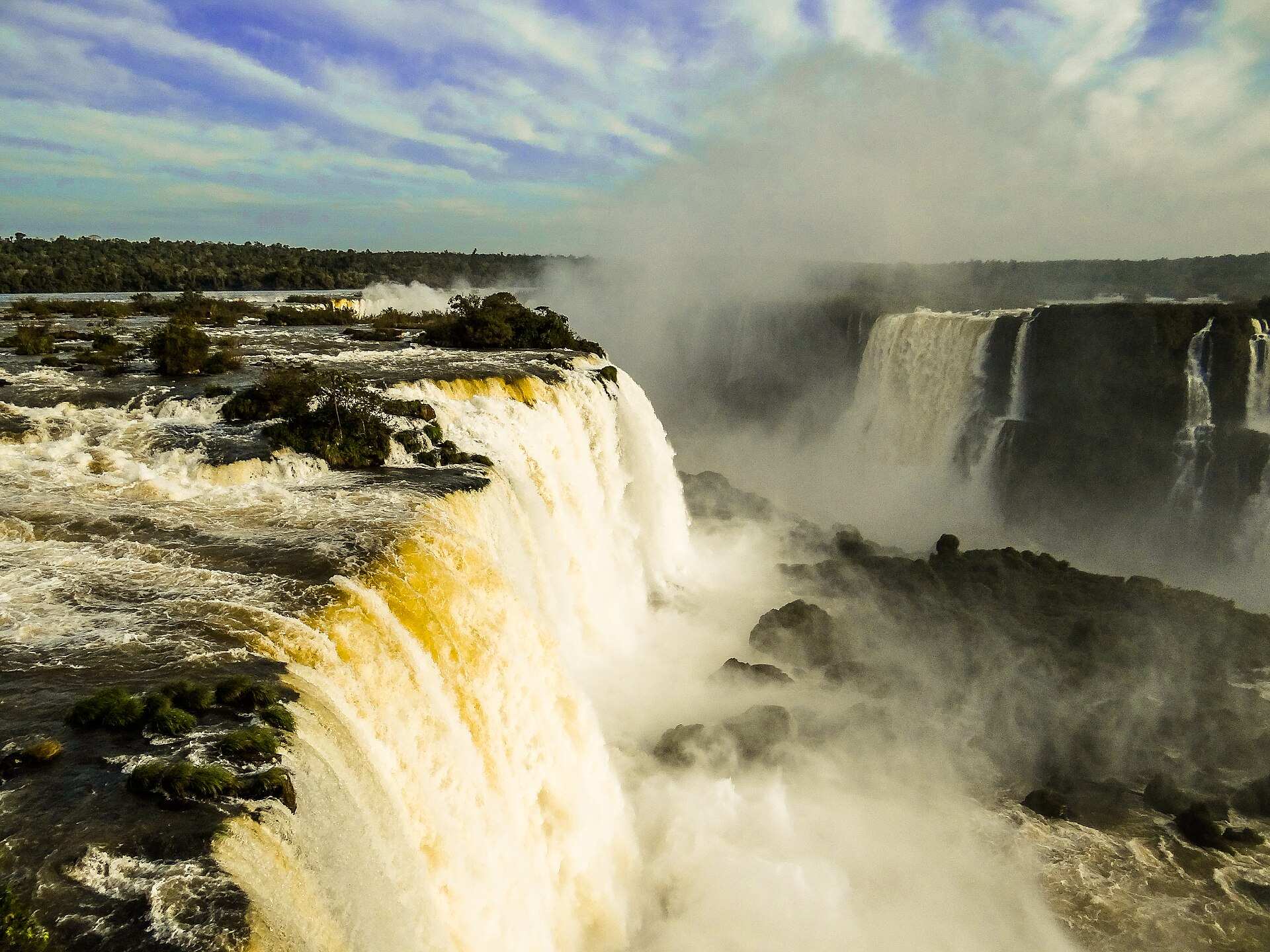 Queda-d'água das Cataratas do Iguaçu com névoa subindo, vista do lado brasileiro
