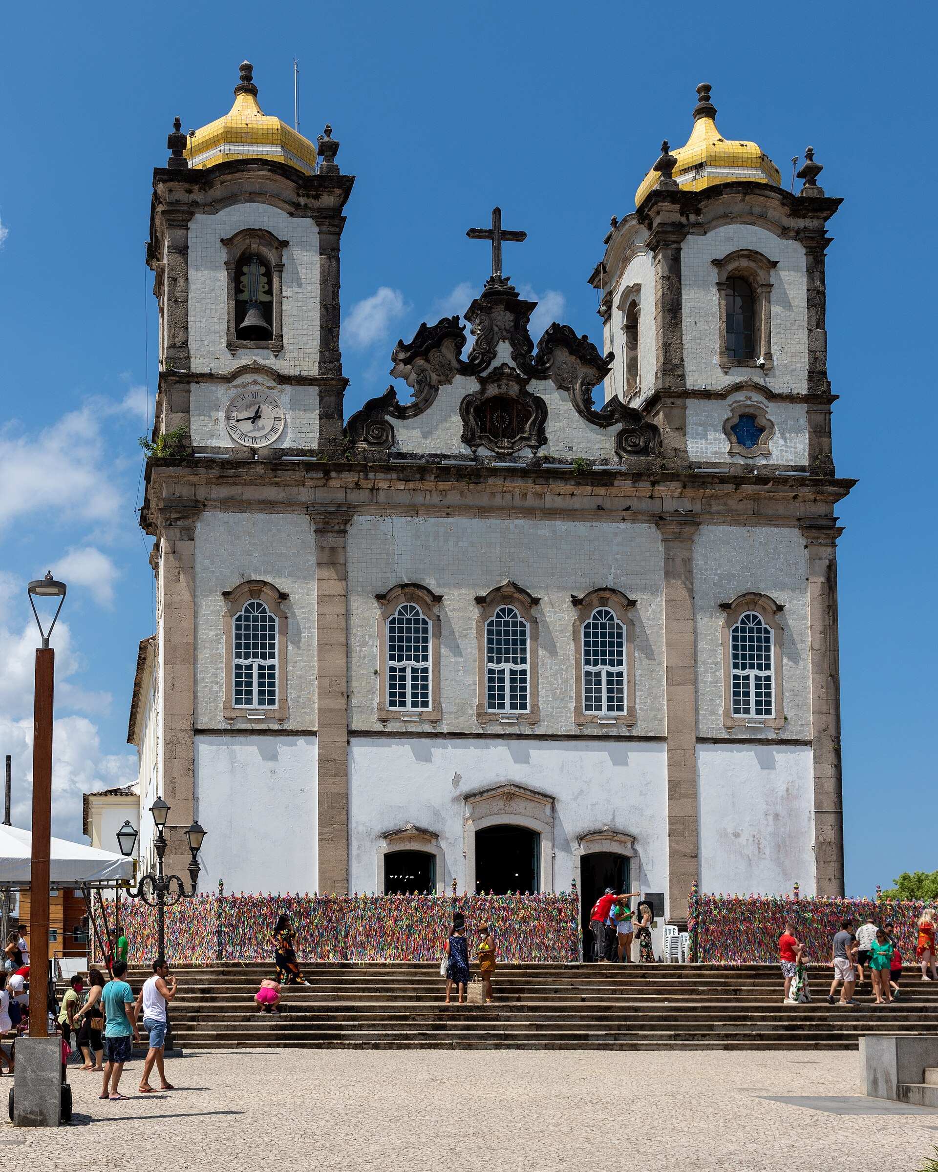 Fachada branca de duas torres da Igreja do Senhor do Bonfim, em Salvador, vista de frente com a escadaria