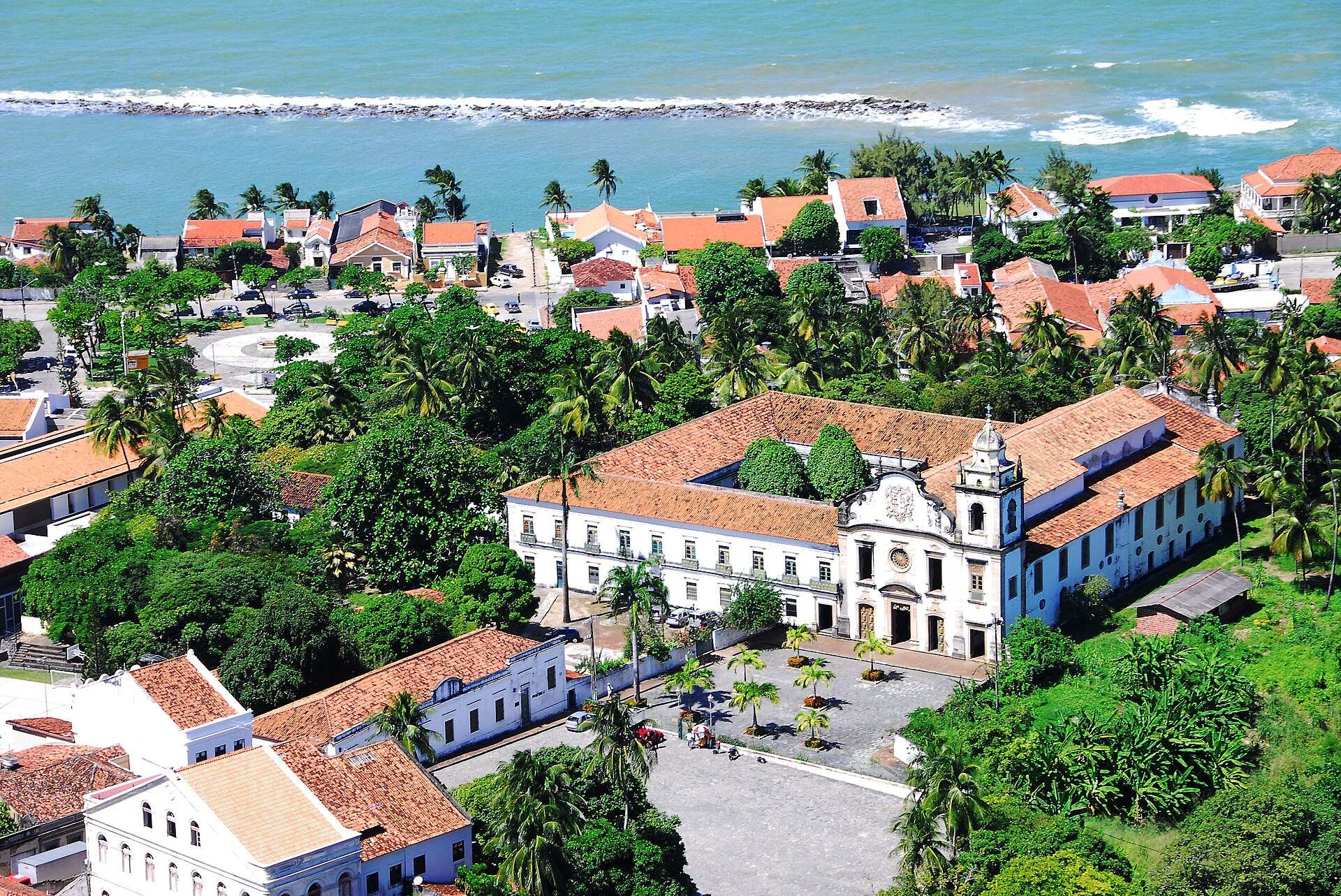 Vista aérea do Mosteiro de São Bento, em Olinda, cercado por vegetação, com o mar ao fundo