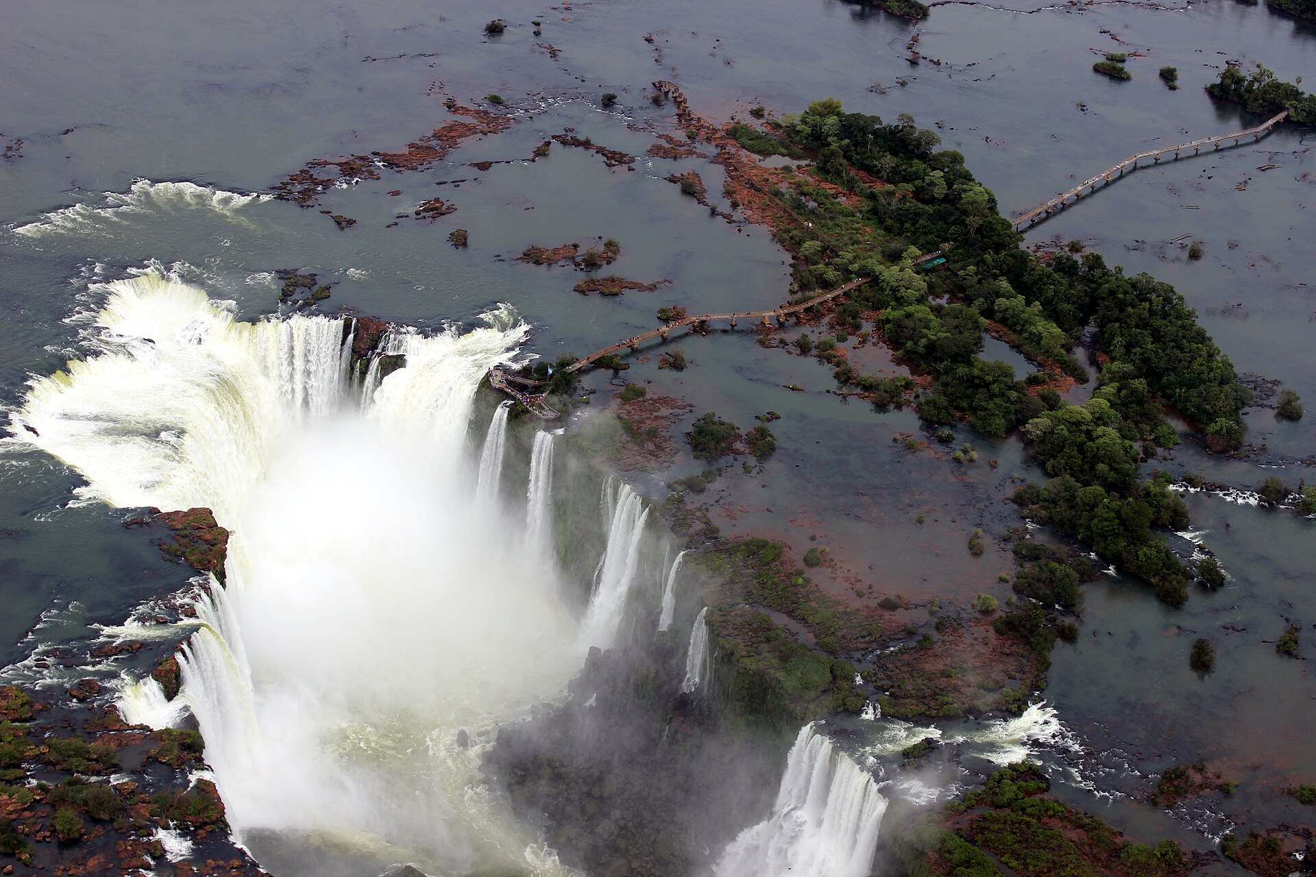 Vista aérea da Garganta do Diabo, com a névoa das quedas e a passarela cercada de mata